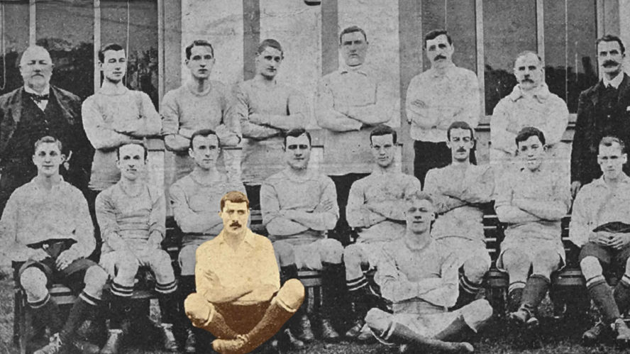 William Henry 'Billy' Meredith (duduk, kiri paling depan) di skuad Manchester City musim 1903-1904 (mancity.com)