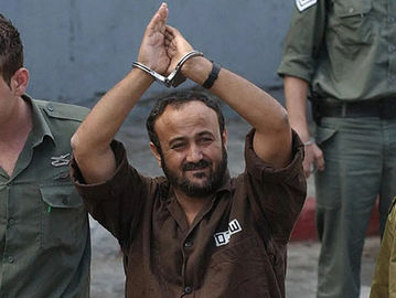Marwan Barghouti (tengah) pada 2004 menjelang penjatuhan vonis (britannica.com)