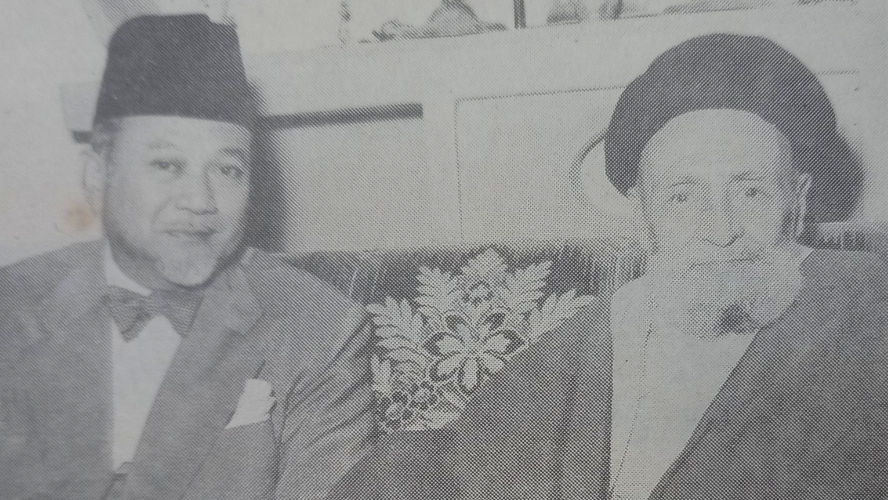 Ketua Parlemen Iran, Abu al-Qasem Kashani (kanan) yang turut ditemui Ahmad Subardjo (Repro: Kesadaran Nasional)