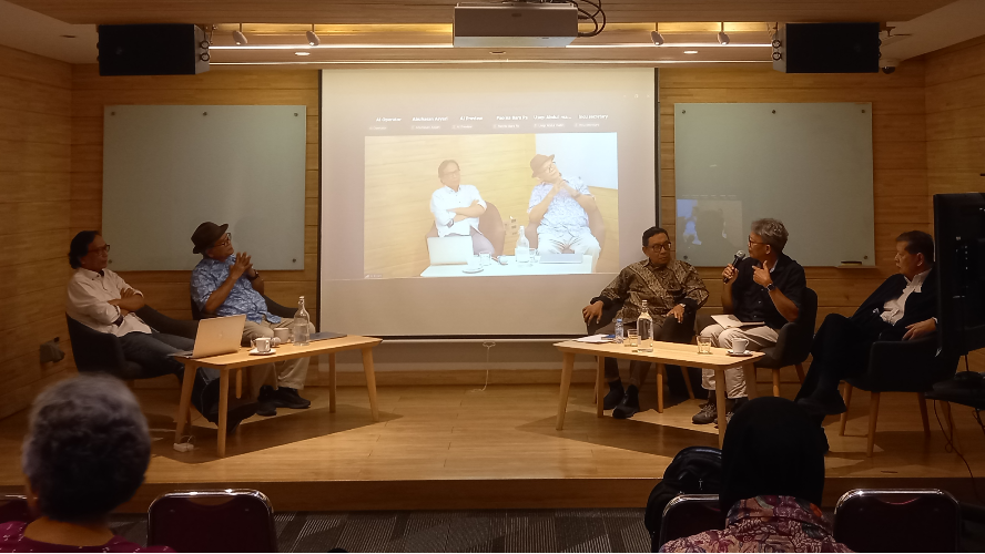 Sejarawan Sri Margana menyoroti klaim-klaim kontradiktif hingga lemahnya kronologi dan paradigma. Prof. Asvi Warman Adam mempersoalkan upaya legitimasi terhadap Orde Baru.