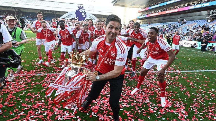 Mikel Arteta Amatriain dan skuad Arsenal angkat trofi Liga Inggris di Selhurst Park (arsenal.com)