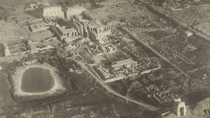 Keseluruhan kompleks Kuil Karnak dari tampak atas pada 1914 (cornell.edu)