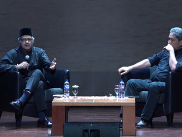 Vijay Prashad (kiri) dalam public lecture-nya bertajuk “The Global South Today: Crisis, Resistance and New Possibilities” (Historia.ID)