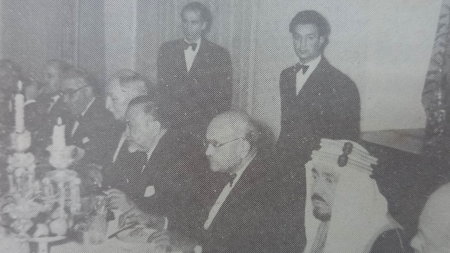 Ahmad Subardjo (duduk, ketiga dari kanan) dalam jamuan di Kemenlu Iran (Repro: Kesadaran Nasional)