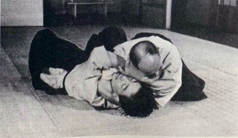 O'sensei performing kata gatame