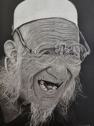 Desenho realista de idoso com cabelos brancos com textura, feito no curso presencial em São Paulo