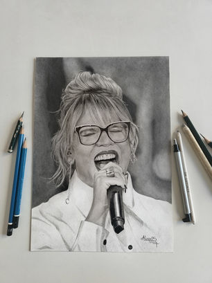 Desenho realista da cantora Marilia Mendonça a lápis — curso de desenho realista Perdizes