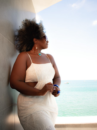 Ensaio fotografico no rj estilo resort casa de praia_paula ferraz que é uma mulher preta maravihosa, professora mãe e escritora fotografo ensaios em estudio na zona norte