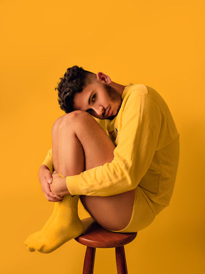 ensaio masculino queer estudio rio de janeiro monocromatico amarelo moletom cueca salto e 