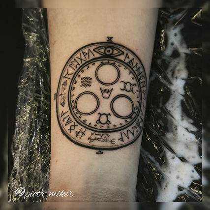 Tatouage graphique - piotr miker Pau