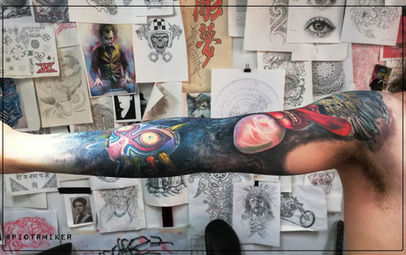 Manchette réaliste, univers voie lactée avec des masques, réalisée par
Piotr Miker tatoueur à Pau 64