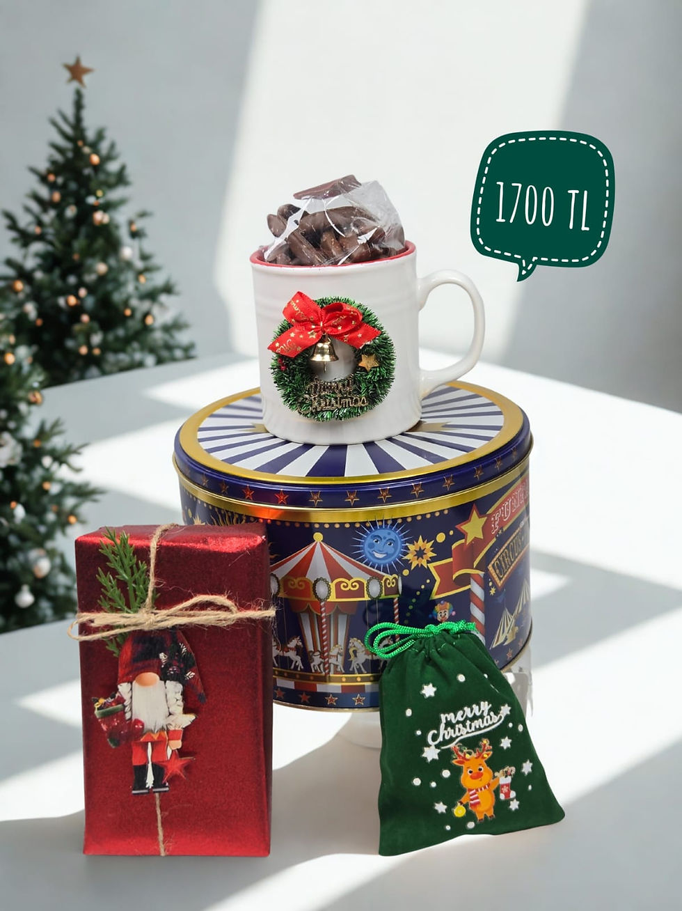 Kupa bardak, hediye kutuları ve merry christmas yazılı yeşil kesede 1700 TL