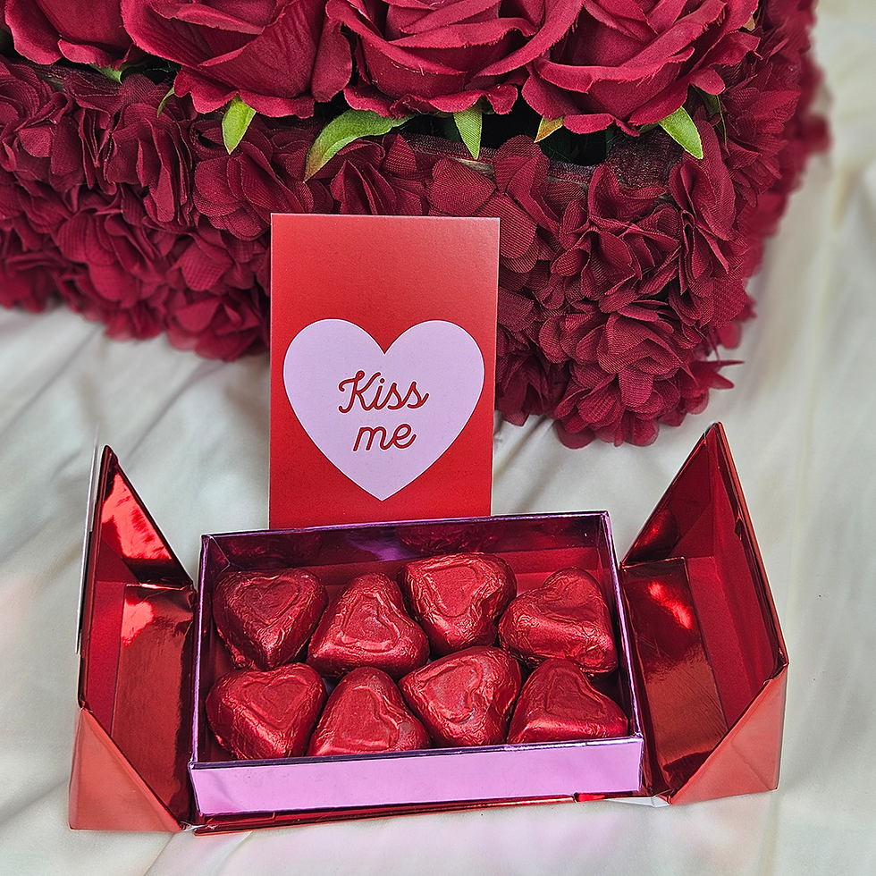 Küçük resim: Kiss Me valentine card and chocolate box, TEDDY – Özel Sevgililer Günü Tasarımı, roses in the background