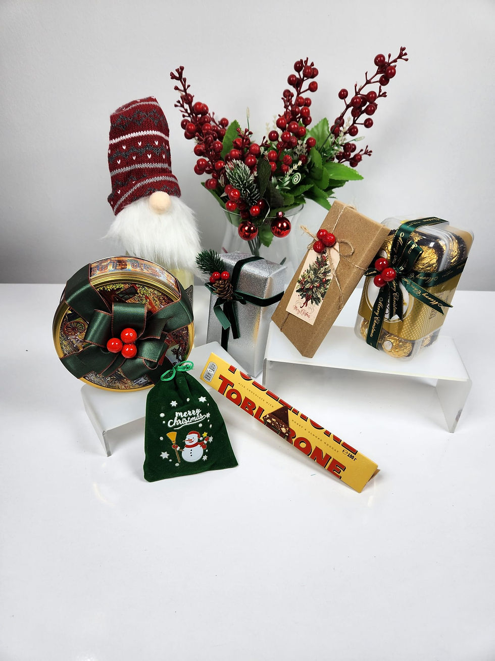 Noel hediyesi kutuları, çiçekler ve dekoratif süslemeler ile hazırlanmış, hediye paketi Valencia - Estetik Hediye Seti