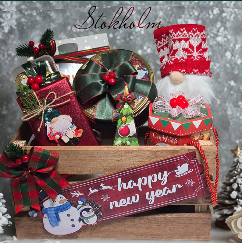 Ahşap kutu içinde yılbaşı temalı hediyeler, mutlu yıllar yazısı, Stokholm markası. Cleveland Yılbaşı Kutusu.