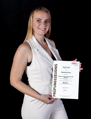 Perfect Hair-Beauty Anna Frank Meisterfriseurin mit Meisterprüfungs Zeugniss.jpg
