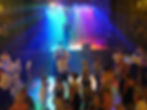 Hochwertige Live-Musik für Events mit Sänger auf Bühne.