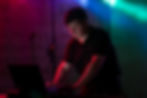 DJ am Laptop bei hochwertiger Live-Musik für Events.