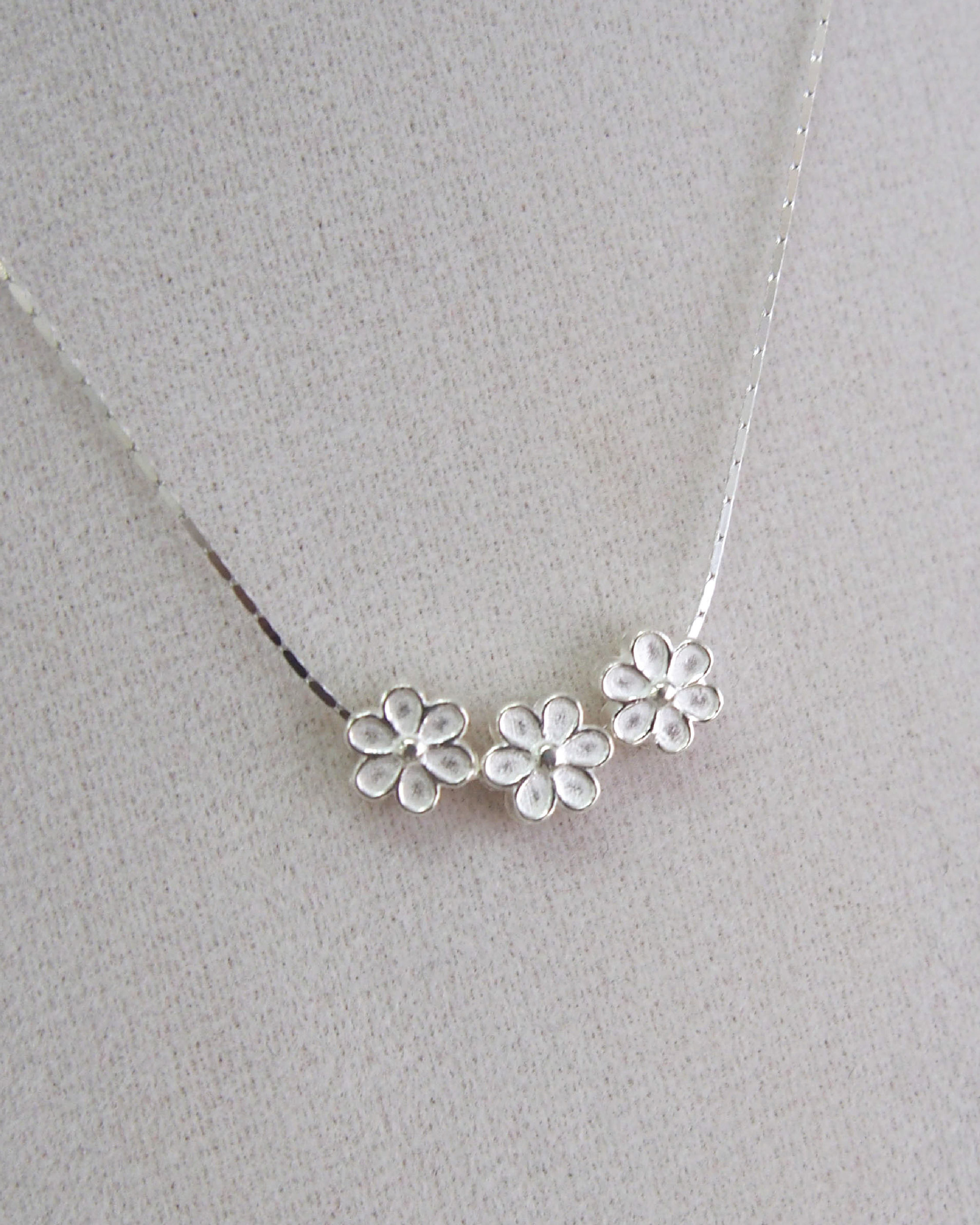 SOFTLINE DAISY NECKLACE