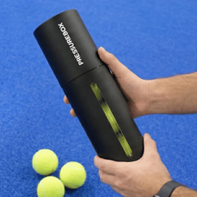 Pressurebox est une entreprise fondée à Stockholm, en Suède, avec pour mission de rendre le tennis et le padel plus amusants, abordables et écologiques grâce à l'innovation.

Le problème que nous avons voulu résoudre est la surconsommation mondiale de balles de tennis et de padel. La pratique courante consistait à acheter et jeter un nouveau lot de balles toutes les deux heures de jeu, faisant du tennis et du padel deux des sports les plus polluants et les plus coûteux à pratiquer.