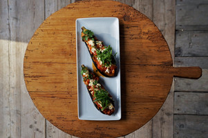 Melanzani, Tomaten-Zwiebel, Feta, Frühlingszwieberl