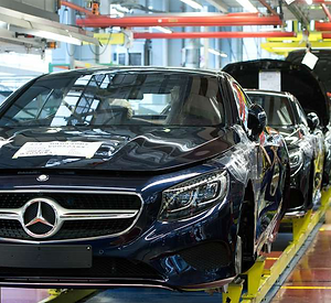 906-fahrzeuge-der-klasse-von-mercedes-laufen-ueber-das-band-im-daimler-werk-in-sindelfinge