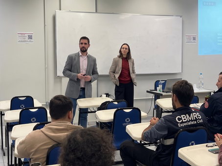 Profissionais da equipe da Solution IPD apresentam um seminário sobre monitoramento geotécnico a serviço da bacia em uma sala de treinamento.