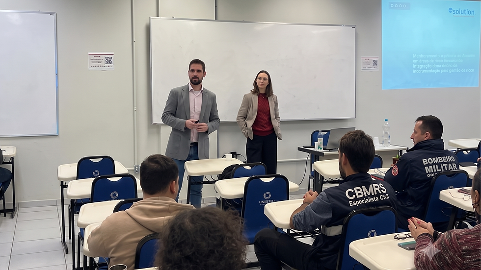 Profissionais da equipe da Solution IPD apresentam um seminário sobre monitoramento geotécnico a serviço da bacia em uma sala de treinamento.