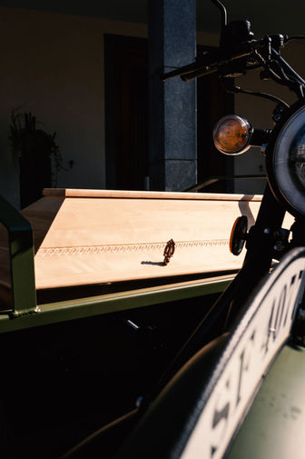 Motorrad mit Beiwagen und 
Sarg zur Bestattung