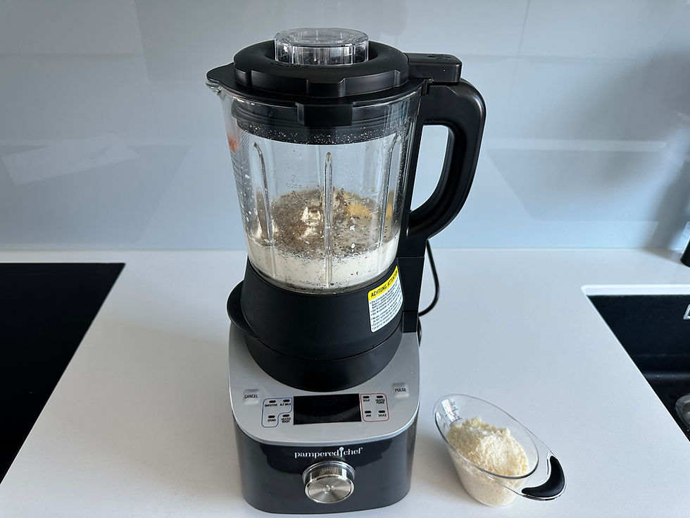 Soße Alfredo saulecker ruckzuck im Blender zubereitet. Dies Soße schmeckt zu Nudeln am besten.