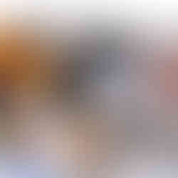 Unsere Brilliance Kollektion Beim Brilliance-Kochgeschirr treffen Design und Leistung aufeinander. Es ist ein erstklassiges Kochgeschirr mit der Leistung, welche du von Pampered Chef erwartest und dem wunderschönen Design, welches du dir ein deiner Küche wünschst. Ähnlich deiner Lieblingsjeans wird auch dieses Kochgeschirr nie aus der Mode kommen. Die Unverzichtbare Bratphanne Eine 25cm Bratpfanne ist ein Muss für jede Küche. Sie hat die perfekte Größe, um für Paare und kleine Familien zu kochen und um köstliche Beilagen zuzubereiten. Dank der hochwertigen Antihaftbeschichtung und der abgerundeten Ränder gleiten die Speisen direkt auf den Teller. Und die Reinigung ist ein Kinderspiel, denn sie ist spülmaschinenfest! Produkteigenschaften 8-lagiger Aufbau mit Aluminiumkern für schnelles, gleichmäßiges Aufheizen Antihaftbeschichtungen innen und außen widerstehen Kratzern und helfen, Lebensmittel leicht zu lösen Die Edelstahlkappe am Boden der Pfanne bedeutet, dass Sie auf jedem Herd kochen können – sogar auf Induktion! Deckel mit Sieblöchern zum Abgießen oder Entlüften des Wasserdampfs. Eigenes Pampered Chef Design - Y-Griff reduziert Hitzetransfer Ohne PFOA hergestellt Kochgeschirr ist bis 250 °C hitzebeständig Spülmaschinenfest – endlich ein Antihaftgeschirr, dass in die Spülmaschine darf.