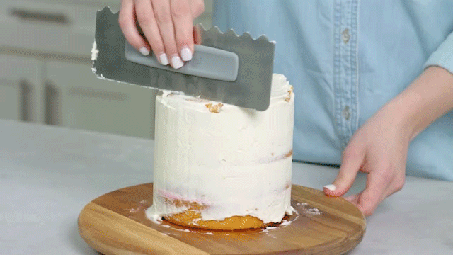 Dekorieren wie die Profis war noch nie so einfach. Mit dem Pampered Chef Glasurglätter gelingen dir im Handumdrehen Kuchen, die einer Bäckerei-Auslage würdig sind.