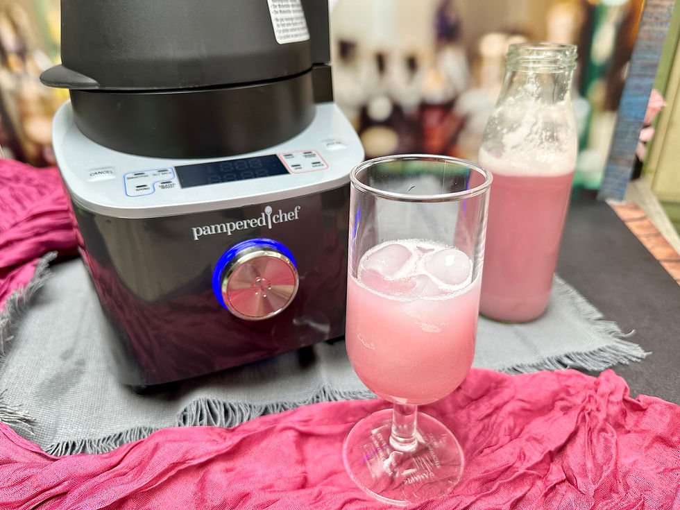 Ich mixe im Blender Deluxe einen Himbeer Likör mit Sahne