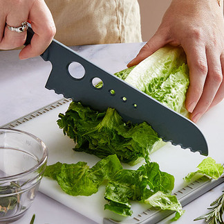 Das gezackte Nylonmesser ideal zum schneiden auf empfindlichen Kochgeschirren oder der Teigunterlange von Pampered Chef