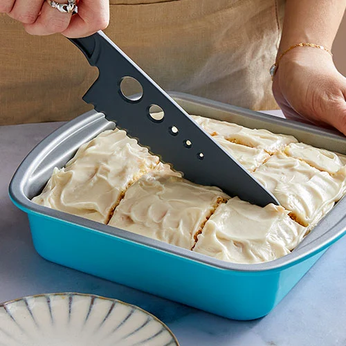 Kuchen in der Backform schneiden, das geht mit dem Pampered Chef Nylonmesser