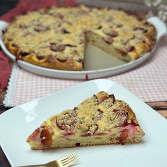 Saftiger Hefeteig, cremige Quarkschicht und süße Zwetschgen auf knusprigen Streuseln – gebacken auf dem großen runden Stein von Pampered Chef