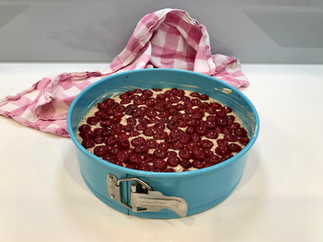 Hier siehst du wie die Kirschen auf dem Kuchen plaziert werden, ich freue mich schon auf meine Kirschtorte