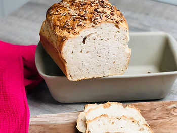 Der Sonnenblumenklotz ist ein selbst gebackenes Brot das ich im Pampered Chef Zauberkasten PLUS gebacken habe. In der 2 Liter Nixe habe ich den Teig ruhen lassen und mit dem Streufix habe ich die Teigunterlage bemehlt.