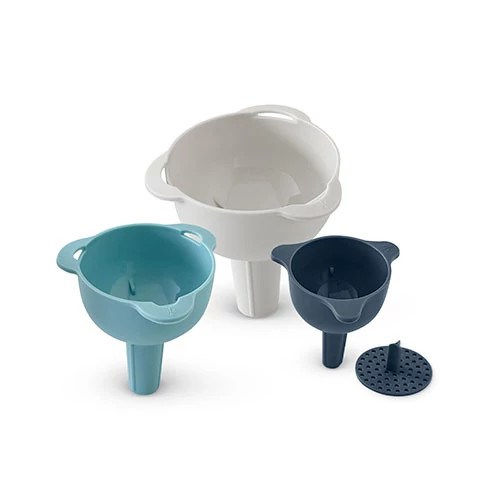 Stapelbares Trichter-Set mit drei Trichtern in den Größen 7,5 cm, 9,5 cm und 12 cm sowie einem abnehmbaren Sieb. Ideal zum sauberen Umfüllen und Filtern von Flüssigkeiten und trockenen Zutaten. Hitzebeständig bis 95 °C und spülmaschinengeeignet.