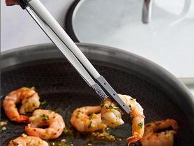 Edelstahl-Sautezange mit geriffelten, hitzebeständigen Silikonspitzen zum sicheren Greifen von Garnelen, Gemüse, Fleisch und anderen Lebensmitteln.