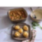 Quadratische Ofenhexe® mit Servierhexe in Delfingrau auf einem Holzuntergrund, bereit zum Backen von kleinen Gerichten.