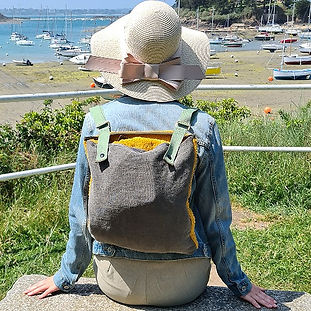 SADS jaune et vert, fille assise de dos_