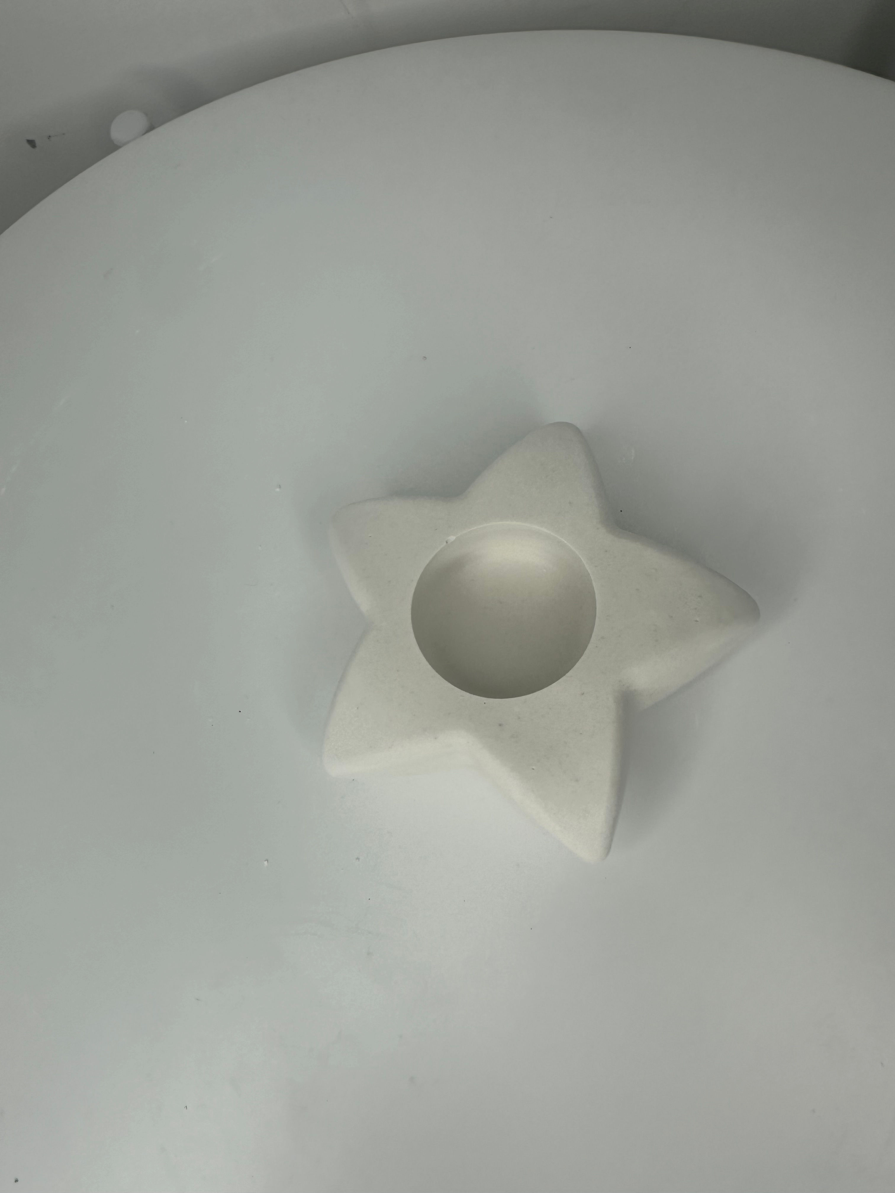 قاعدة شمعه على شكل نجمه