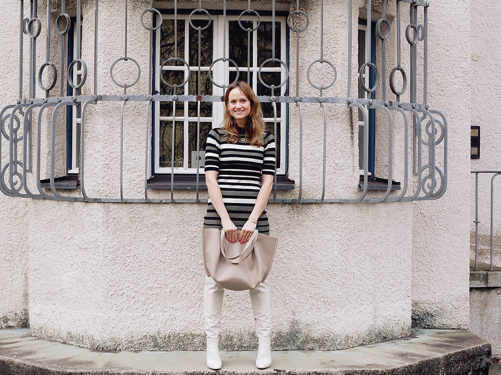 2020 Modetrends - Outfit aus geringeltem Strickkleid, weißen Stiefeln und großer Shopper Tasche
