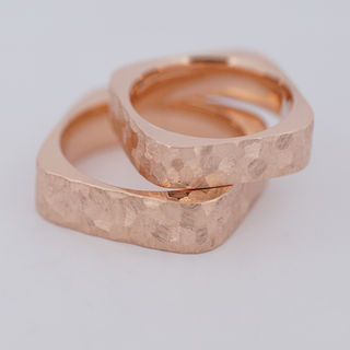 Kantaini zelta laulību gredzeni ar kaluma faktūru.