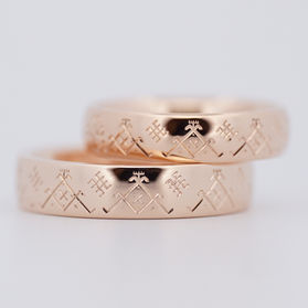 Latvju zīmju gravējums laulību gredzenos. Juvelieris Rīgā Arvis Kotins