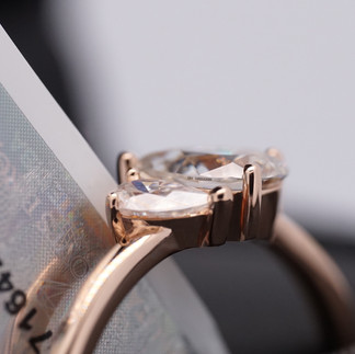 Rozā zelta “Toi et Moi” dizaina saderināšanās gredzens.