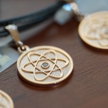 Personalizēti zelta kuloni ar briljantu