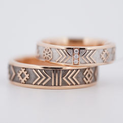 Zelta laulību gredzeni ar latvju zīmēm. 