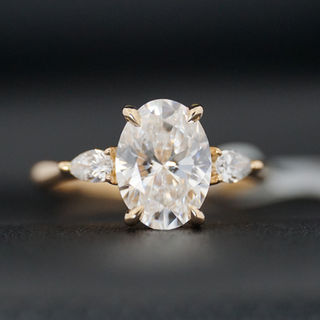 Dzeltenā zelta saderināšanās gredzens ar 3 dārgakmeņiem. Juvelieris Rīgā Arvis Kotins.